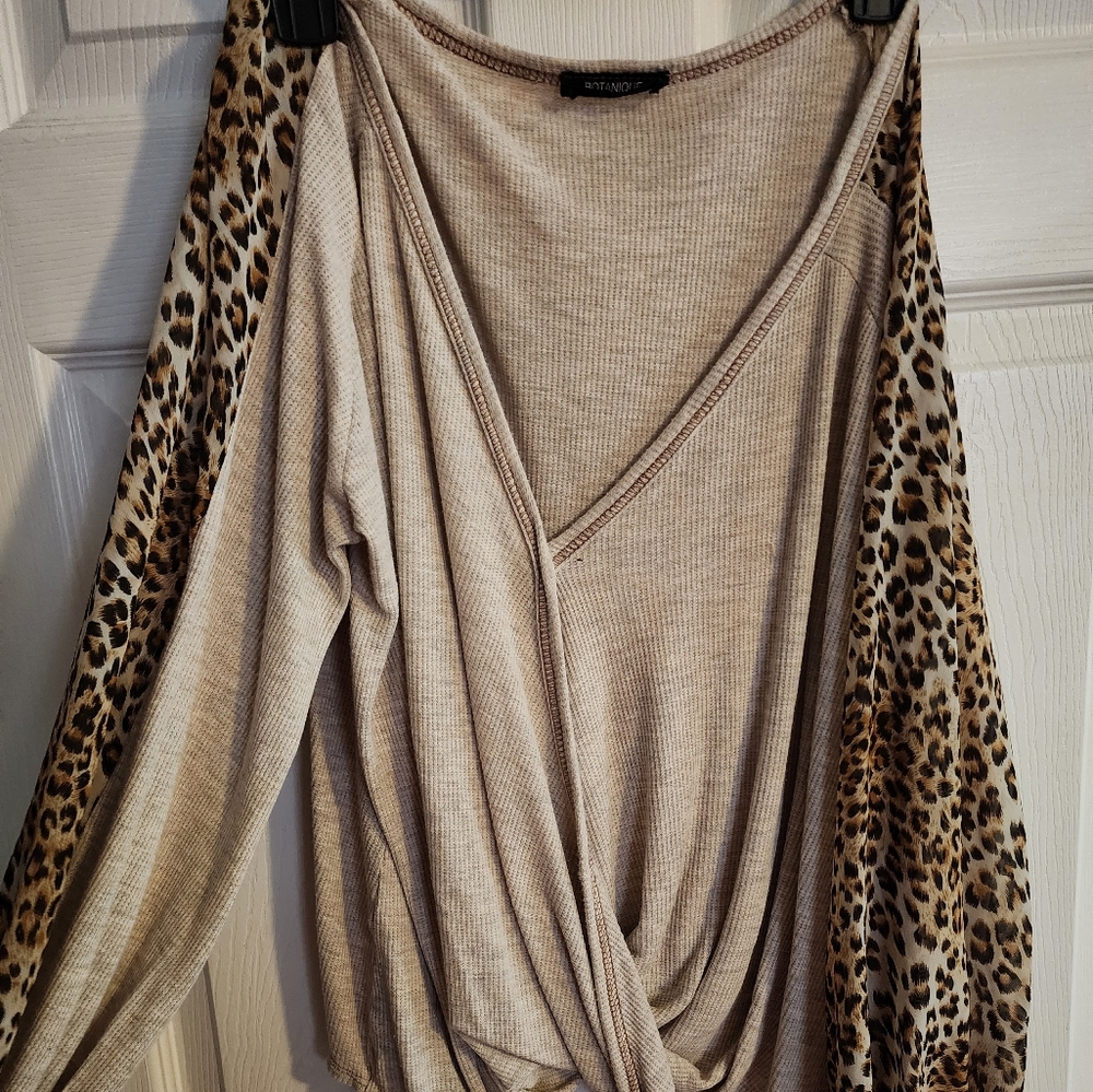Leopard print sheer sleeve shirt
